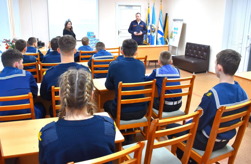 Росгвардейцы поздравили учащихся Архангельского морского кадетского корпуса с новогодними праздниками